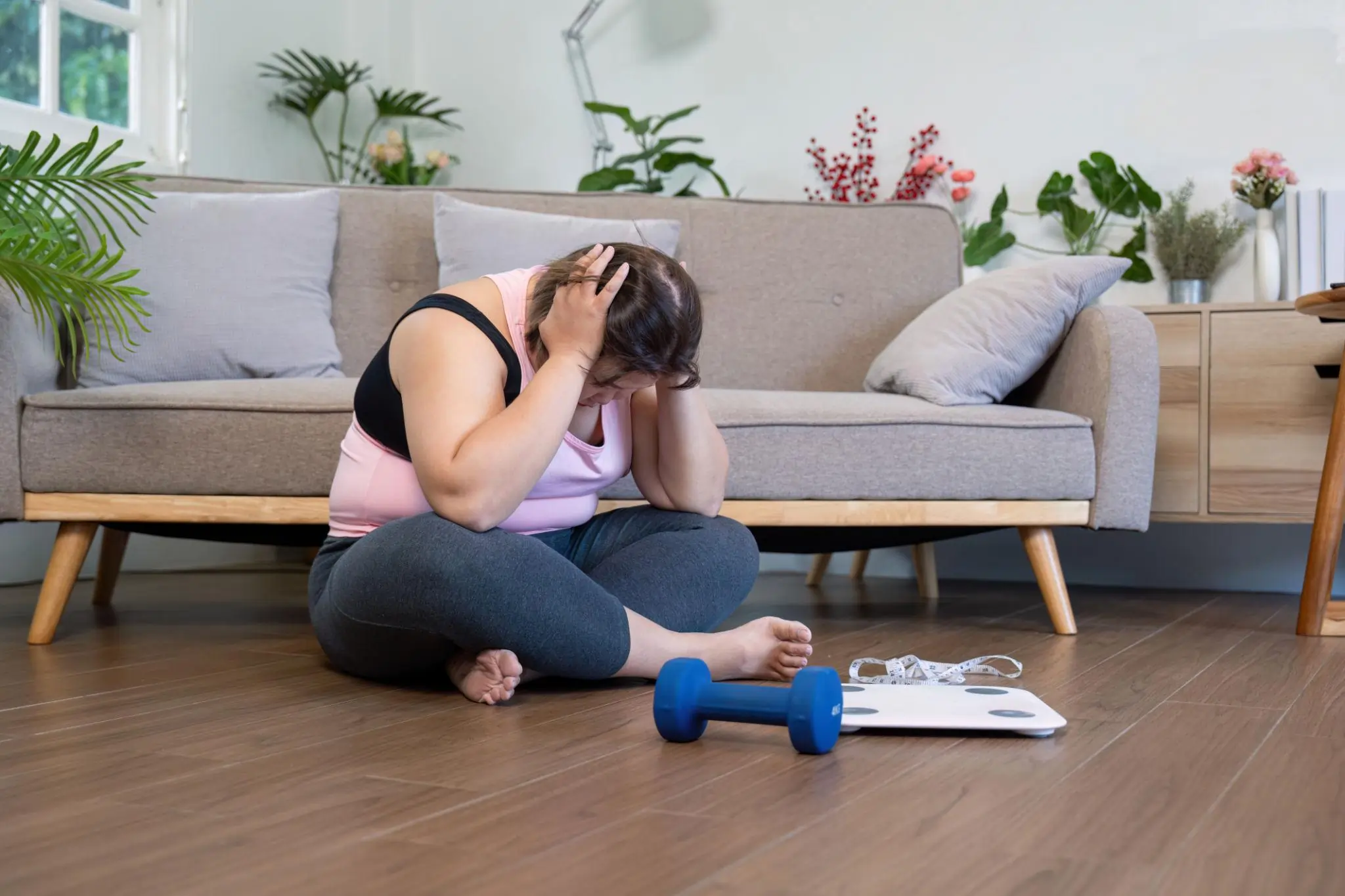 Donna frustrata con la bilancia — metabolismo lento